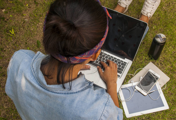 Naiset käyttävät kannettavia tietokoneita puutarhassa
. - Valokuva, kuva
