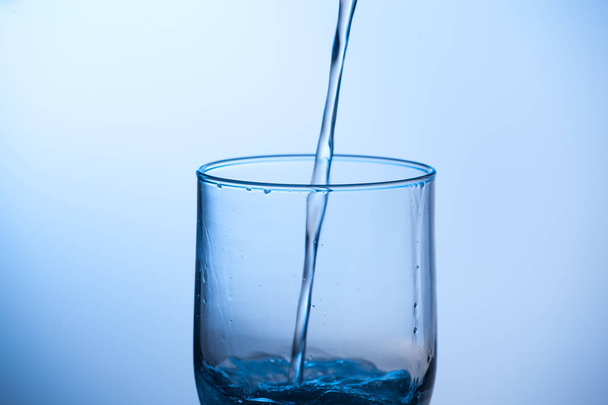 πίνοντας το ποτήρι νερό ή ένα ποτήρι νερό με απροσδιόριστη δηλητήριο - Φωτογραφία, εικόνα