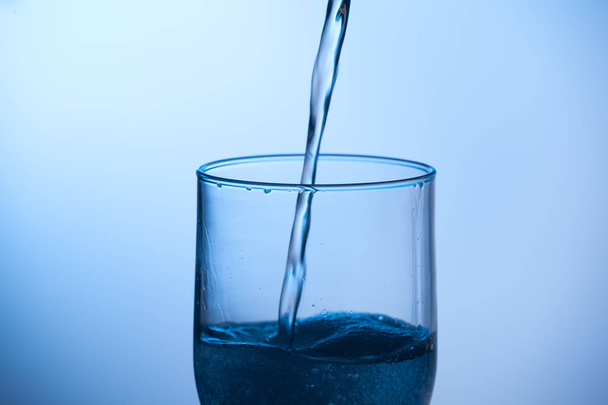 boire un verre d'eau ou un verre d'eau avec un poison indéfini
 - Photo, image