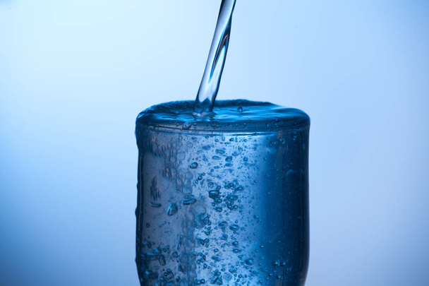glas water of glas water met niet-gedefinieerde GIF drinken - Foto, afbeelding