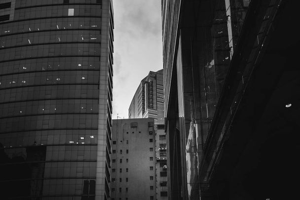 Μοντέρνα κτίρια γραφείων στο Χονγκ Κονγκ, μαύρο και άσπρο χρώμα - Φωτογραφία, εικόνα