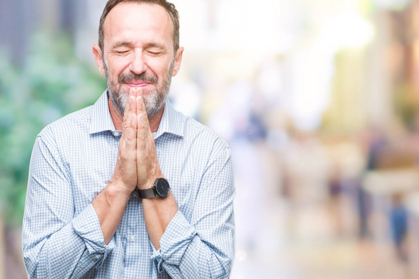 Otřepané senior obchodní muž středního věku izolované pozadí se modlí s rukama dohromady žádá o odpuštění usmívající se jistý. - Fotografie, Obrázek