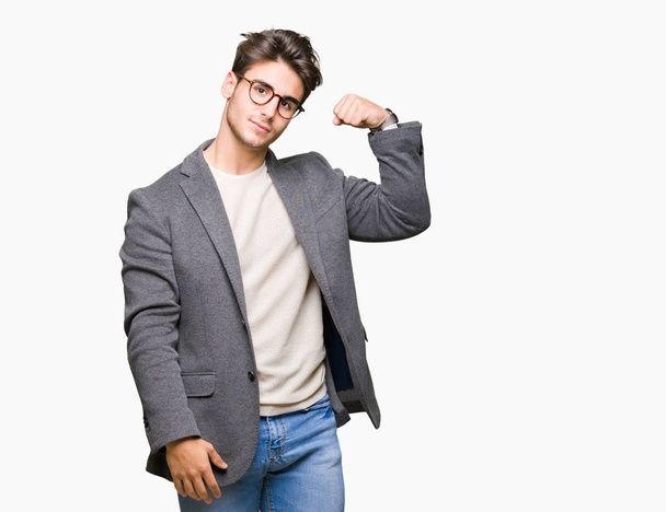 Joven hombre de negocios con gafas sobre fondo aislado persona fuerte que muestra el músculo del brazo, confiado y orgulloso de poder
 - Foto, imagen