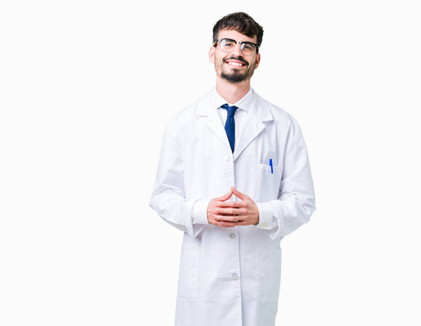 Der junge Wissenschaftler trägt einen weißen Mantel über isolierten Hintergrundhänden und drückt entspannt und fröhlich lächelnd die Daumen. Erfolg und Optimismus - Foto, Bild