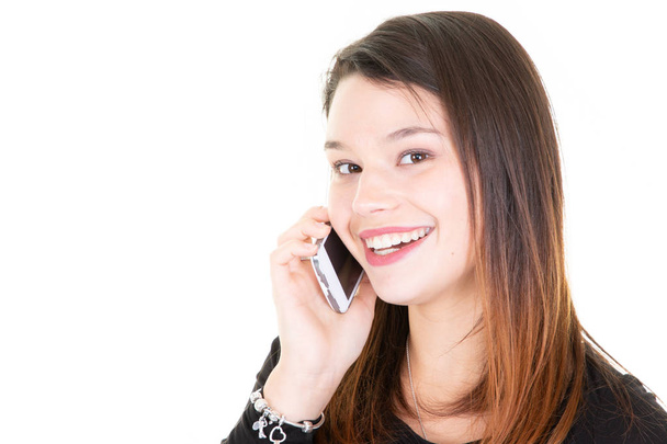 Profilo di donna sorridente che chiama al telefono isolato su sfondo bianco con spazio di copia
 - Foto, immagini