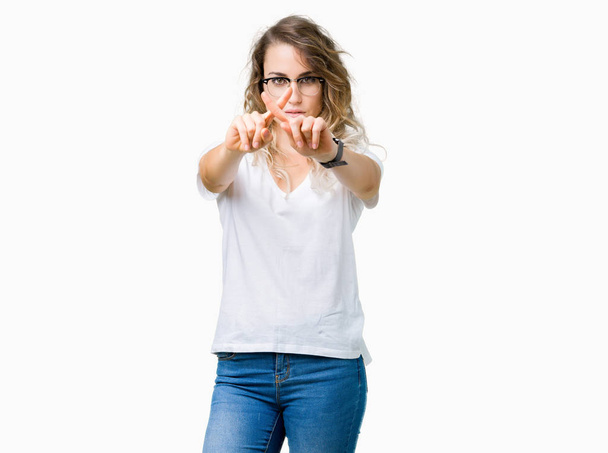 Belle jeune femme blonde portant des lunettes sur fond isolé Expression de rejet croisant les doigts faisant signe négatif
 - Photo, image