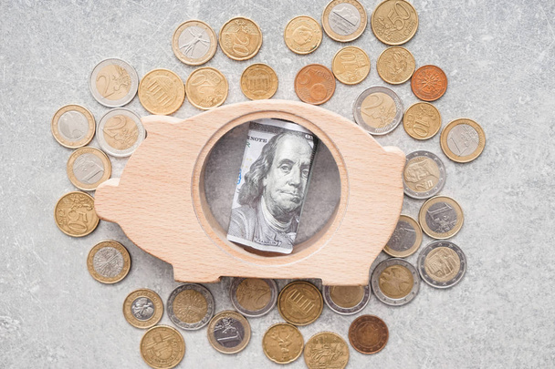Piggy banco e dinheiro na mesa de luz
 - Foto, Imagem