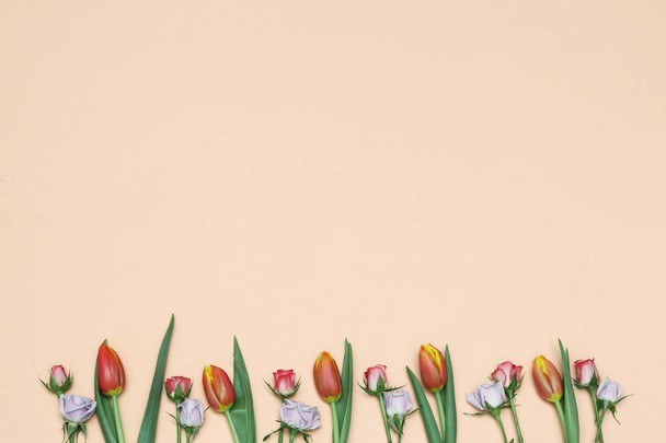 Wiosną tulipany & róże tła. Mieszkanie świeckich bukiet tulipanów z różami. Wiosenne kwiaty piękne tło - Zdjęcie, obraz