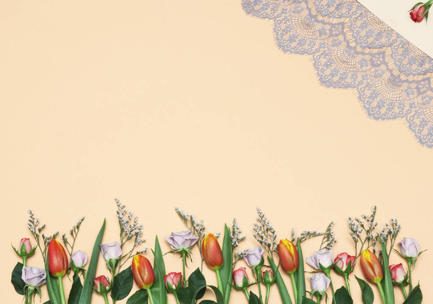 Primavera tulipanes y rosas de fondo. Ramillete plano de tulipanes con rosas. Flores de primavera hermoso fondo
 - Foto, Imagen