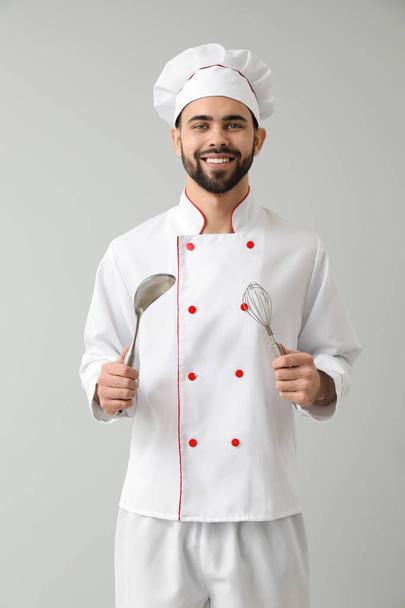 männlicher Koch auf hellem Hintergrund - Foto, Bild