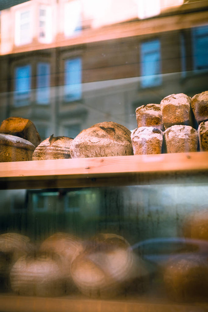 Brood in het venster van een bakkerij - Foto, afbeelding