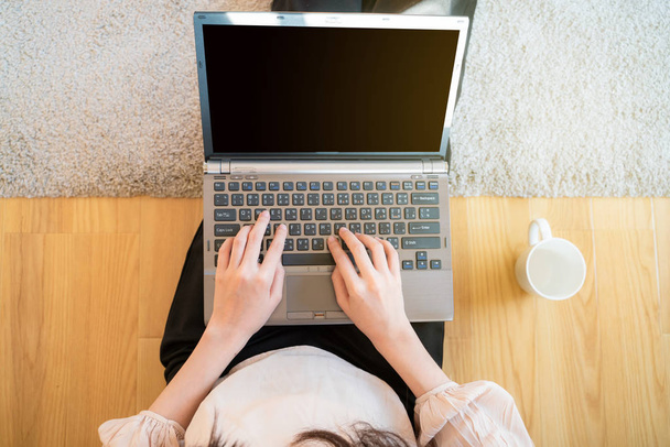 Top mão vista de mulheres de negócios digitando no computador portátil
 - Foto, Imagem