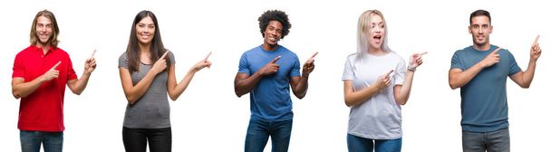 Zusammensetzung einer afrikanisch-amerikanischen, hispanischen und kaukasischen Gruppe von Menschen vor isoliertem weißen Hintergrund, die lächelnd in die Kamera blicken und mit zwei Händen und Fingern zur Seite zeigen. - Foto, Bild