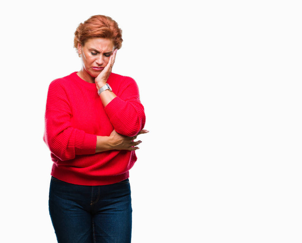 Korzystna starszy rude kaukaski kobieta nosi sweter zimowy patrząc myślenia na białym tle zmęczony i znudzony depresji problemów ze skrzyżowanymi ramionami. - Zdjęcie, obraz