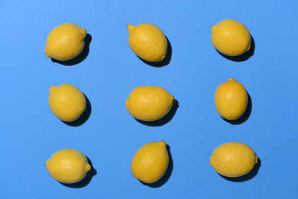 Ripe lemons on color background - Фото, изображение