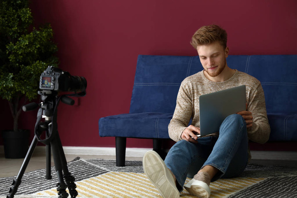 Fiatal férfi blogger felvétel videó otthon - Fotó, kép