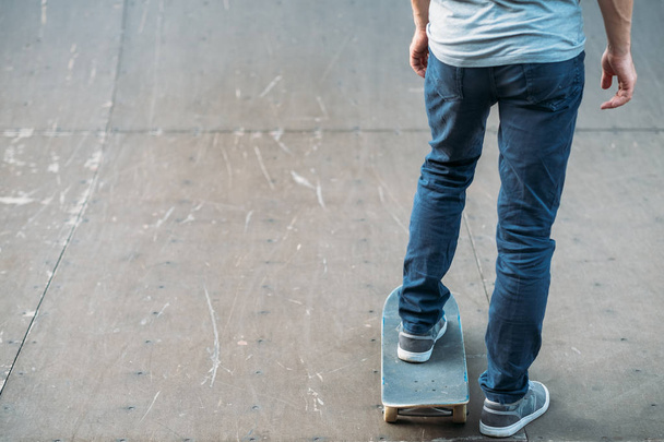 youth lifestyle leisure practice man skateboard - Фото, изображение