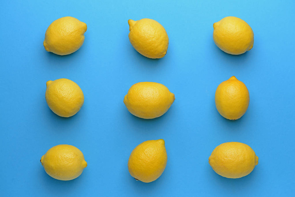 Rijpe citroenen op kleur achtergrond - Foto, afbeelding