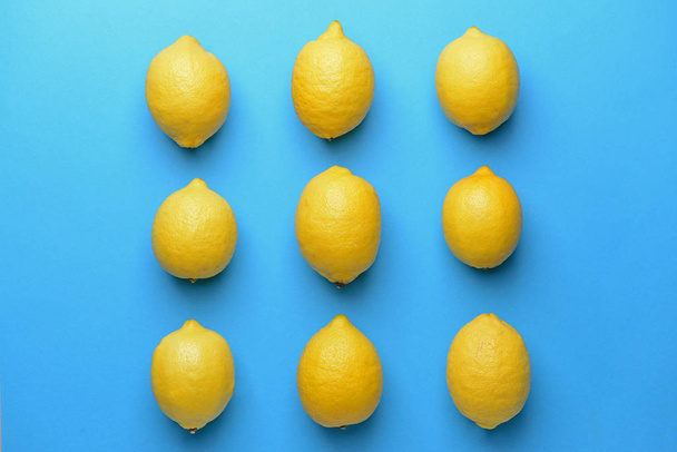Ripe lemons on color background - Fotoğraf, Görsel