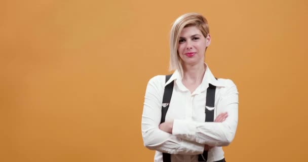 Portret van stijlvolle blonde vrouw die lacht op de camera - Video