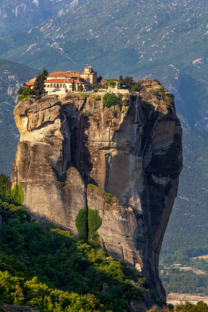 Mosteiro de Varlaam em Meteora, na região de Trikala, no verão, Grécia
 - Foto, Imagem