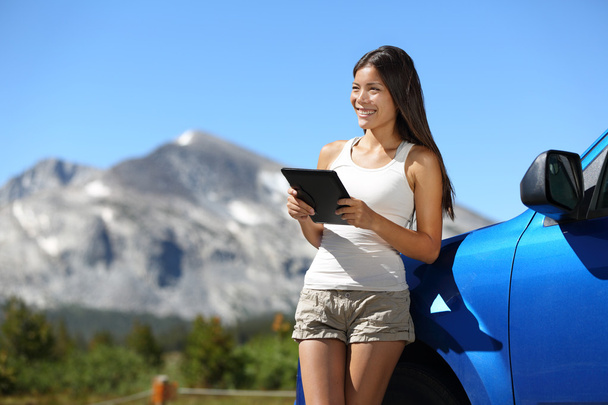 Traveler woman using tablet on Yosemite road trip - Valokuva, kuva