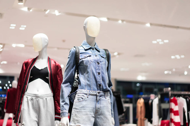 Манекены стоят на дисплее магазина повседневной одежды
 - Фото, изображение