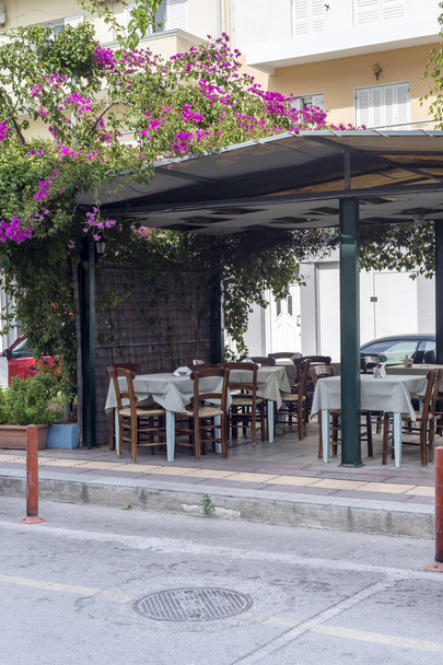 Mesas y sillas de madera de un restaurante callejero
 - Foto, Imagen