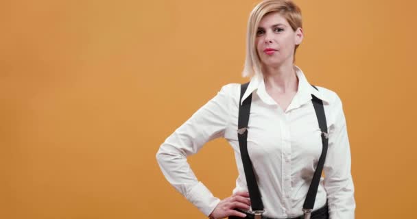 Blonde Frauen in Hosenträgern ändern Körperhaltung - Filmmaterial, Video