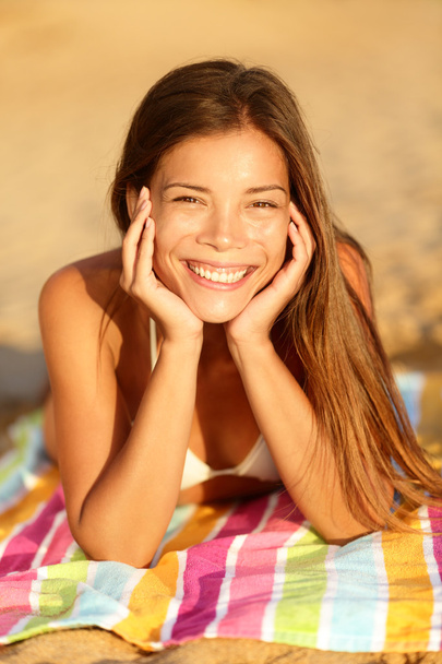 Summer woman sunbathing enjoying sun smiling - Fotografie, Obrázek