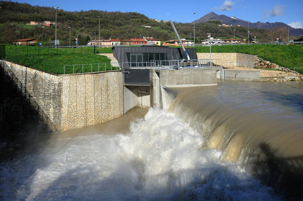 υδροηλεκτρικό εργοστάσιο για την πόλη του Valdagno, Βόρεια Ital - Φωτογραφία, εικόνα