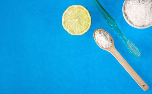 Toothbrush, bicarbonate and lemon - Citrus latifolia - Zdjęcie, obraz