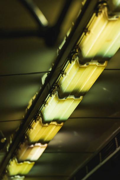 Освещение в подземном метро. Включая лампы накаливания. Желтые квадратные лампы
. - Фото, изображение