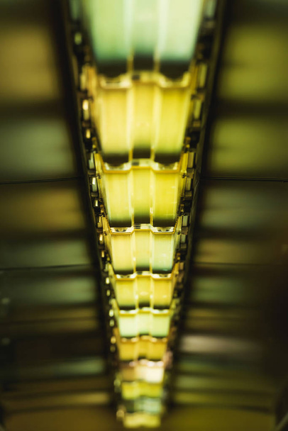 Oświetlenie w stacji metra. Lampy żarowe zawarte. Żółty kwadrat lampy. - Zdjęcie, obraz