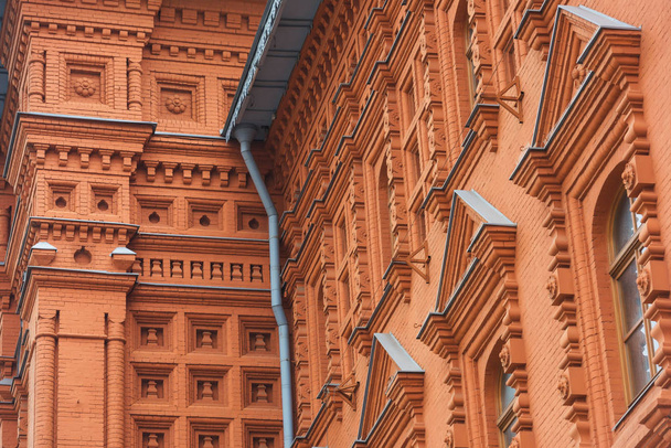 A textura da casa de tijolo vermelho em Moscou. Um edifício antigo na Rússia. A fachada de edifícios no estilo clássico russo. Arquitetura clássica da Europa
 - Foto, Imagem