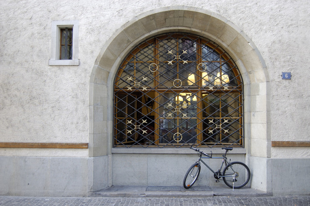 Bicicleta y ventana arqueada
 - Foto, imagen