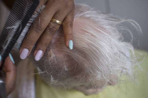  noir fille coupe cheveux à vieux blanc femme
 - Photo, image