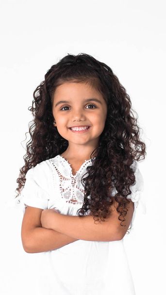 felice bambino bruna bambini brasiliano ispanico arabo riccio capelli sorridente isolato
  - Foto, immagini