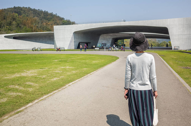 mulher viajante caminhar no Xiangshan Visitor Center
 - Foto, Imagem