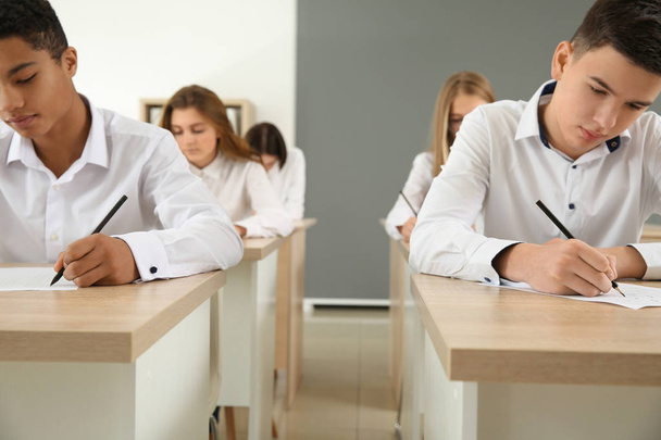 Ученики проходят школьный тест в классе
 - Фото, изображение