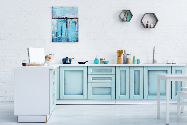Beyaz tuğla duvar boyama modern parlak turkuaz mutfak iç - Fotoğraf, Görsel