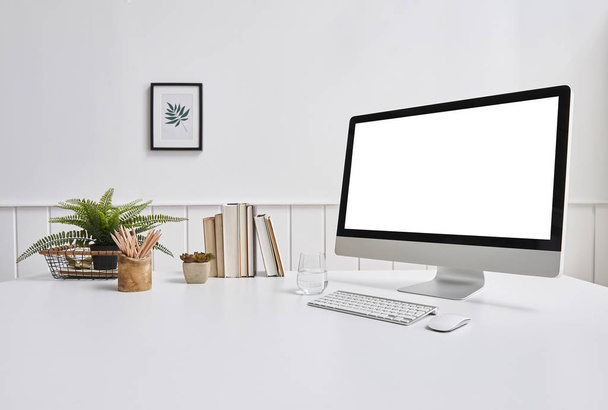 Moderni työpöytä ja tietokoneen näyttö eristetty taustalla
  - Valokuva, kuva
