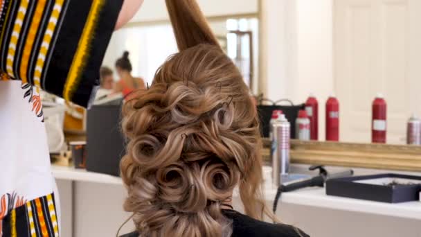 Peluquería trabajando en el cabello de un cliente
 - Metraje, vídeo