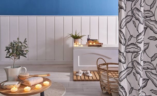 クローズアップキャンドルとスパオブジェクト石鹸スタイル、モダンな浴槽とカーテンの背景、ホームバスルーム、青と白のオブジェクト - 写真・画像