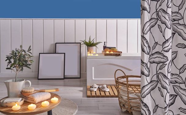 крупним планом стиль свічки і спа-об'єкта мила, сучасна ванна і завіса фону, домашня ванна кімната, синьо-білий об'єкт
 - Фото, зображення