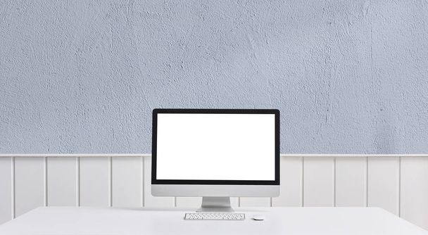 Υπολογιστή οθόνη επιφάνεια εργασίας και την έννοια του δωματίου κοντά στο στυλ στο τραπέζι, τούβλο τοίχο λευκό τοίχο και διακοσμητικό αντικείμενο - Φωτογραφία, εικόνα