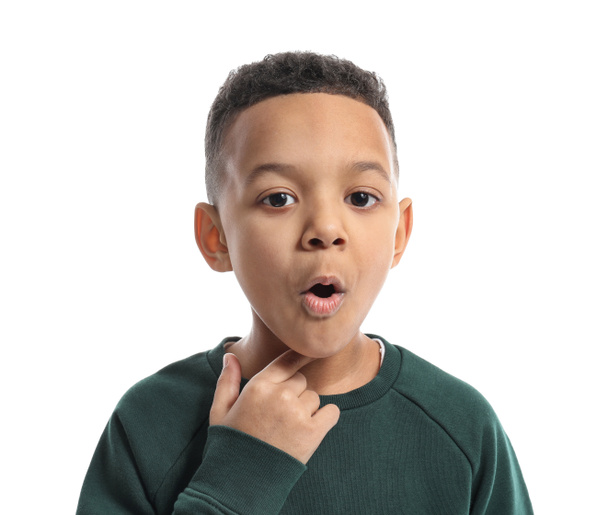 Kleine jongen training uit te spreken letters op witte achtergrond - Foto, afbeelding