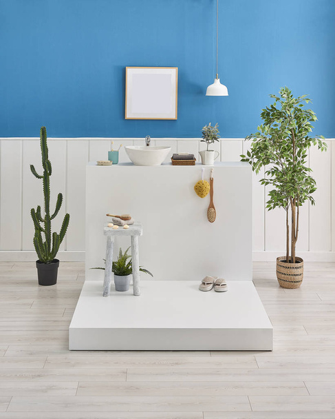 Nahaufnahme Badewanne und Waschbecken Stil, blau-weiße Wand, Spiegel und Wellness-Dekor - Foto, Bild