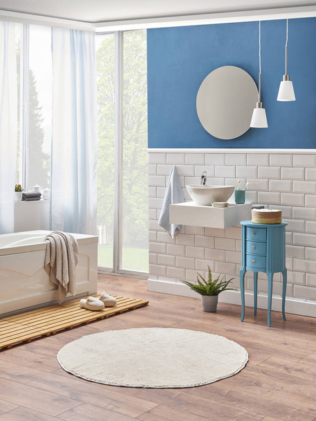 Modré a bílé zdi, dekorace bílé keramiky a jímky styl v koupelně. Vana je přede dveřmi v stylu pokoje Vana. - Fotografie, Obrázek