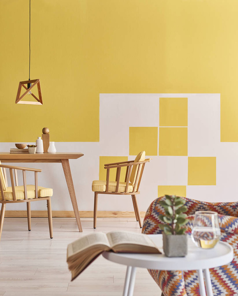 Κίτρινο δωμάτιο, κίτρινο καναπέ και ξύλινη διακόσμηση λάμπα. - Φωτογραφία, εικόνα